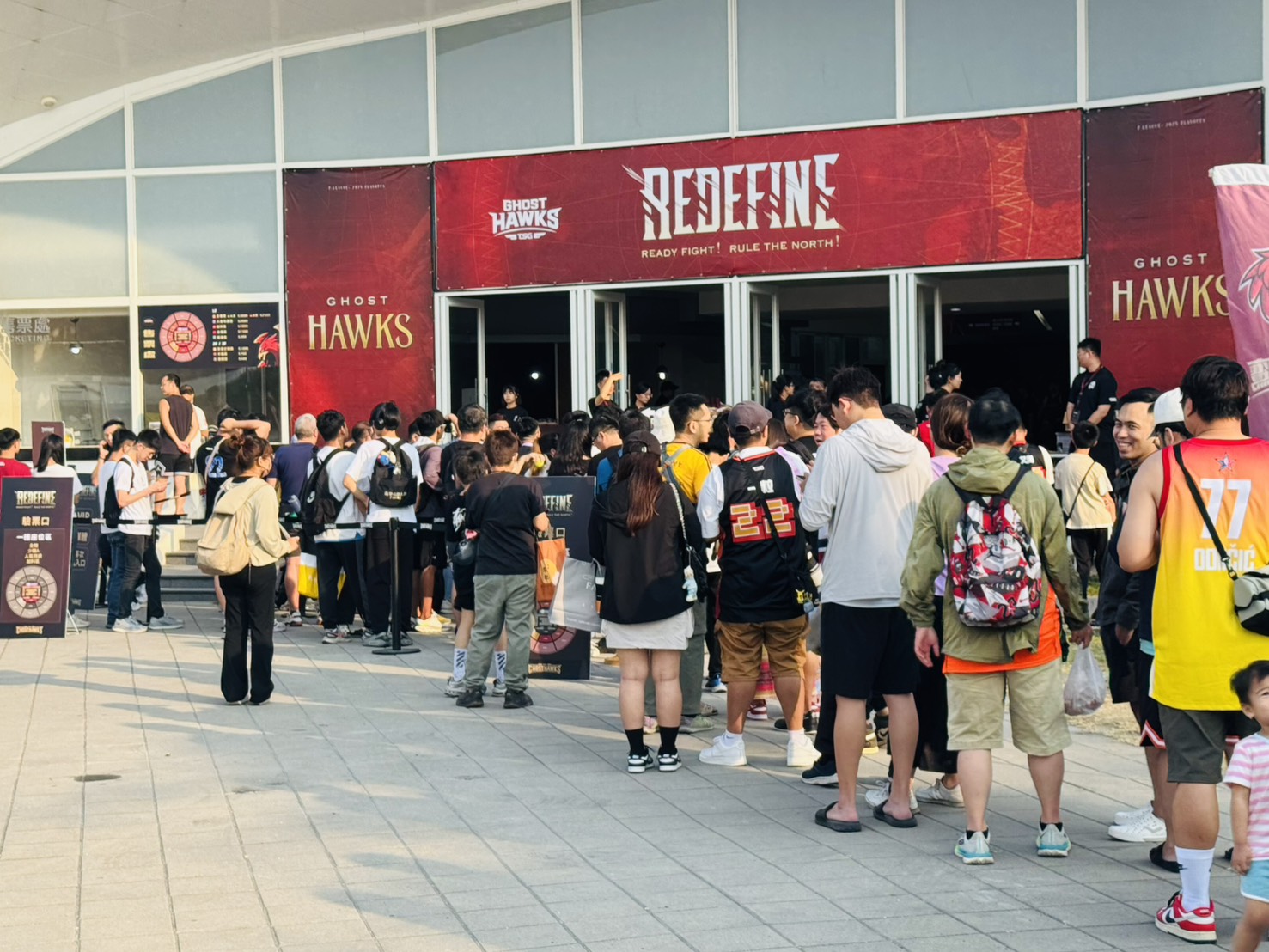 Read more about the article 高雄營運中心支援PLG獵鷹季後賽 / 鳳山體育館服務球迷